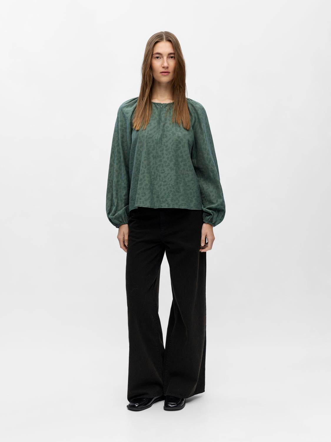 model_shot-front_full